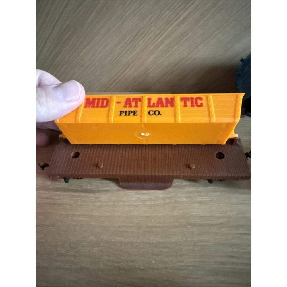 Lot Of 5 HO Train Cars (Auto loader, Laramie, Timber Saw Mill, Pipe Co.)